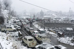 Manali snowfall: Over 1,000 vehicles stranded, 700 tourists rescued
