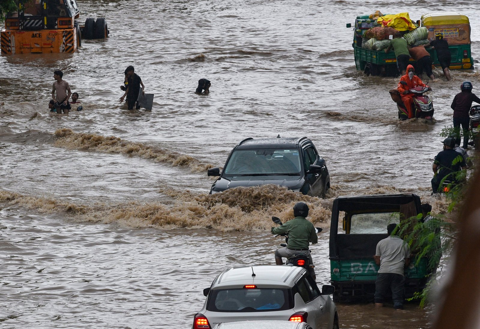 Over ₹1,950 cr Spent, Yet 641 MLD Sewage Still Flows Untreated Into Yamuna