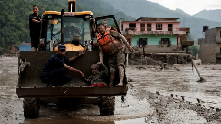 Nepal Floods Rescue Continues; 900 Deaths; Hindu Kush Glacier Reports