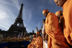 Eiffel Tower Row: Workers Strike Following Hindu Group's Demand to Hide Women